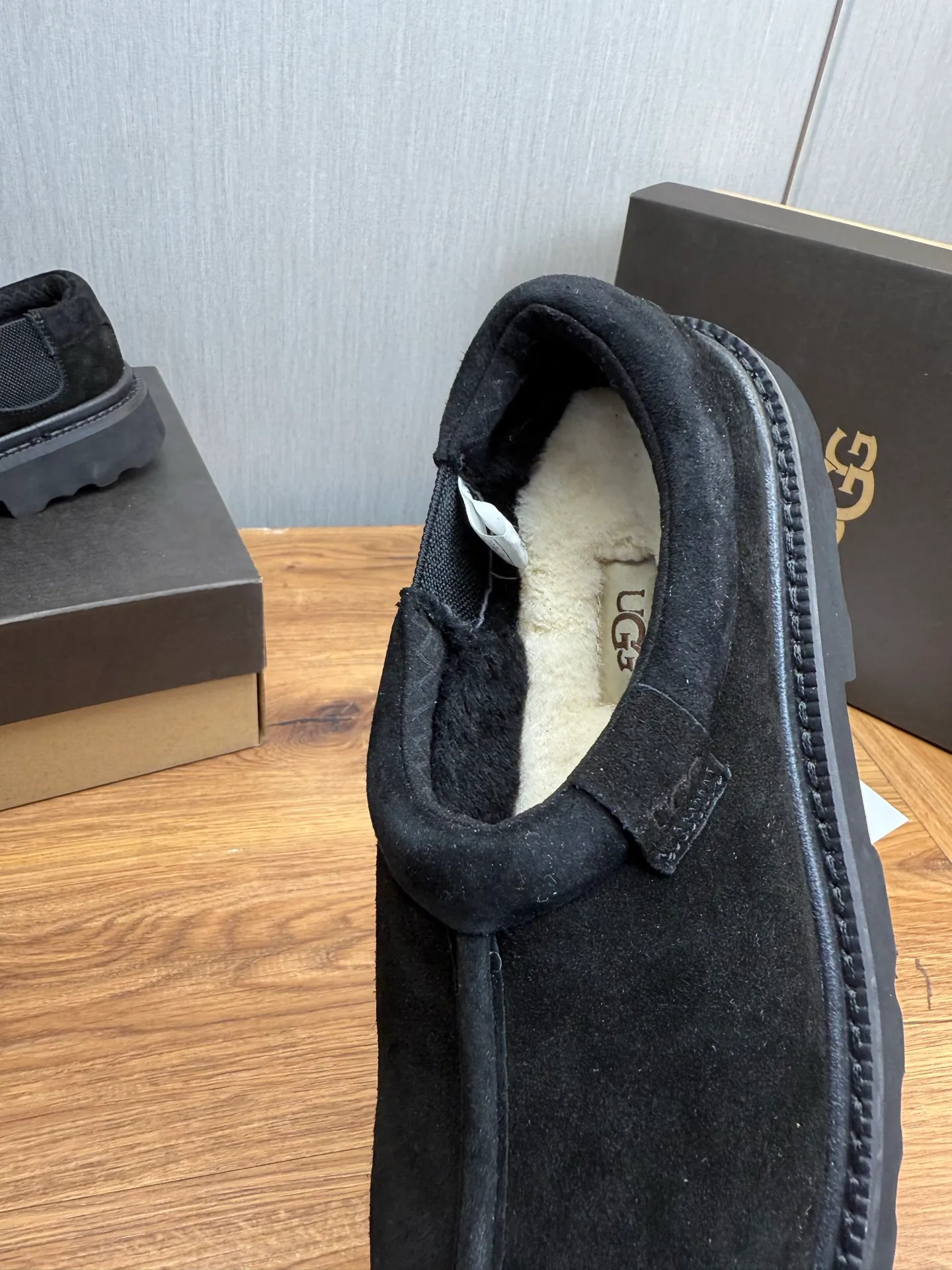 Men's shoes 💰560💰 New UGG fur integrated men's simple and fashionable snow boots. The most worth buying at the end of this year are warm casual shoes. Whether you are out and about at home, their comfortable and warm performance will be your most suitable fashion companion! The material is cowhide upper and imported wool is used inside. Warm and comfortable! The eva+ rubber patch outsole is cushioned, non-slip and wear-resistant, and has good elasticity. It is light and wear-resistant, comfortable and soft, and the new simple cut is more fashionable. It has both practicality and fashion sense, so you no longer have to worry about how to match it in winter, while still maintaining your fashionable taste. High-quality genuine wool. Look at the details for the material! Size: 39-40-41-42-43-44-44 sneaker size